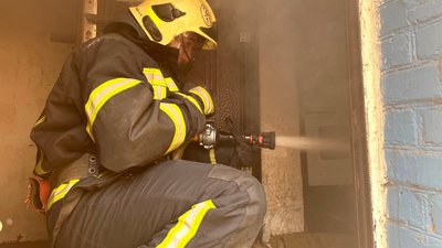 У Сумах під час гасіння пожежі врятували чоловіка У Сумах під час гасіння пожежі врятували чоловіка