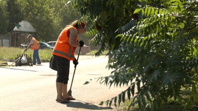 Косять траву, обрізають дерева та усувають наслідки обстрілів. Як комунальники Донеччини працюють у військових умовах