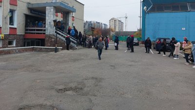 "Вакцинуюся, бо "приперло": репортаж з центрів вакцинації у Франківську