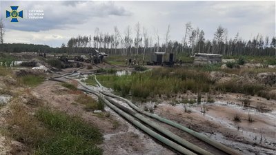 На Рівненщині СБУ затримала кілька десятків бурштинокопачів На Рівненщині СБУ затримала кілька десятків бурштинокопачів
