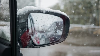 Висипали 51 тонну реагентів. Як у Миколаєві усувають наслідки негоди