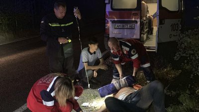 На Житомирщині бензопилами розрізали автомобіль, який потрапив у ДТП, щоб визволити людей На Житомирщині бензопилами розрізали автомобіль, який потрапив у ДТП, щоб визволити людей