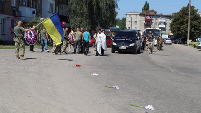 "Ми дружили й дружимо, для нас він живий". В Охтирці провели в останню путь старшого сержанта Миколу Брагу "Ми дружили й дружимо, для нас він живий". В Охтирці провели в останню путь старшого сержанта Миколу Брагу