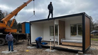 На Рівненщині почали монтаж модульного містечка для переселенців. Яким воно буде