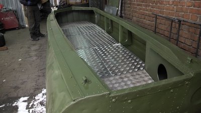 У кузні ремонтують човни У кузні ремонтують човни