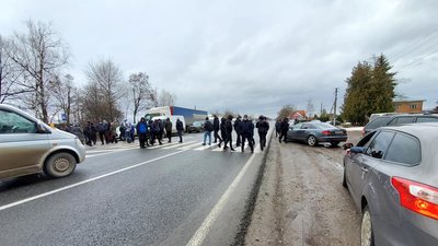 На Прикарпатті підприємці перекрили трасу Н-10 На Прикарпатті підприємці перекрили трасу Н-10