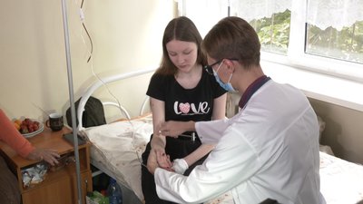 "Усе руйнувалося, падали стіни, летіло скло". Розповідь 15-річної дівчини, пораненої під час обстрілу Нікополя "Усе руйнувалося, падали стіни, летіло скло". Розповідь 15-річної дівчини, пораненої під час обстрілу Нікополя