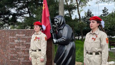 Бабуся з "прапором СРСР", яка стала символом окупації України, кляне РФ за зруйнований будинок Бабуся з "прапором СРСР", яка стала символом окупації України, кляне РФ за зруйнований будинок