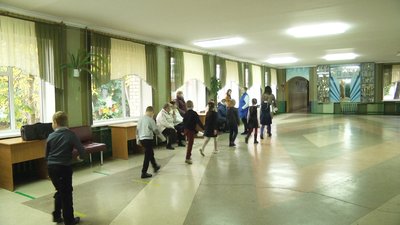 У Житомирі батьки учнів виступили проти облаштування у школі виборчої дільниці У Житомирі батьки учнів виступили проти облаштування у школі виборчої дільниці