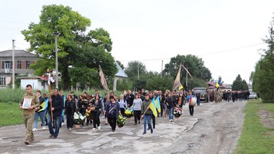 На Тернопільщині попрощалися з військовослужбовцем Володимиром Торогоєм На Тернопільщині попрощалися з військовослужбовцем Володимиром Торогоєм