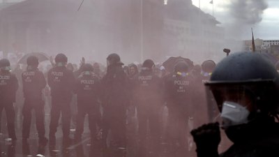 Противники карантину протестують у Берліні. Поліція застосувала водомети, десятки людей затримані Противники карантину протестують у Берліні. Поліція застосувала водомети, десятки людей затримані
