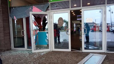 Поліція показала наслідки російського обстрілу торговельного центру в Харкові