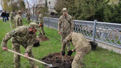 Алея Едельвейс. На Житомирщині висадили 59 дерев у пам'ять про загиблих бійців прикарпатської "десятки" Алея Едельвейс. На Житомирщині висадили 59 дерев у пам'ять про загиблих бійців прикарпатської "десятки"