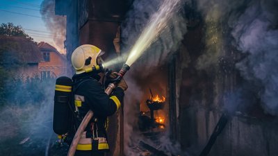 На Тернопільщині, гасили пожежу, дві автоцистерни, горіла будівля, рятувальники, ДСНС
