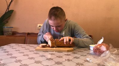 Хлопець уміє і любить готувати їжу Хлопець уміє і любить готувати їжу