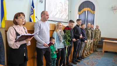 У Житомирі рідним загиблих за Україну воїнів передали державні нагороди У Житомирі рідним загиблих за Україну воїнів передали державні нагороди