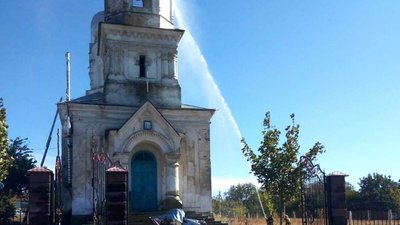 Влучила блискавка: на Одещині загорівся купол сільської церкви