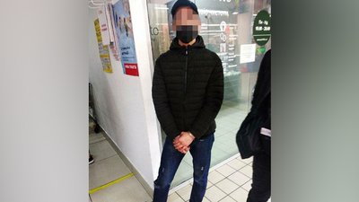У Рівному 20-річний хлопець намагався підмінити муляжем телефон вартістю майже в тисячу доларів США У Рівному 20-річний хлопець намагався підмінити муляжем телефон вартістю майже в тисячу доларів США