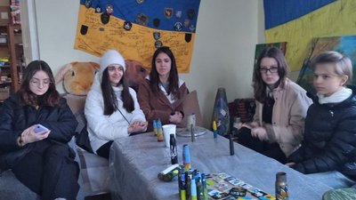 "Метал перемоги": на Волині діти розмальовують гільзи та уламки ракет "Метал перемоги": на Волині діти розмальовують гільзи та уламки ракет