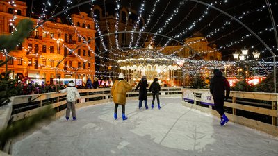 Понад 30 метрів у висоту та 20 тисяч іграшок. У Києві засвітили головну ялинку країни Понад 30 метрів у висоту та 20 тисяч іграшок. У Києві засвітили головну ялинку країни