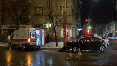 В Івано-Франківську зіштовхнулися легковик та "швидка"