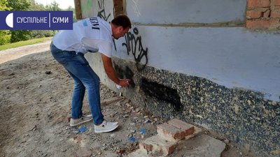 У Сумах волонтери та поліціянти замальовували написи з рекламою наркотиків