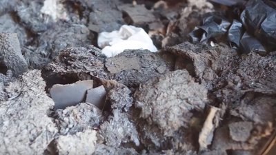 Поліція повторно обстежила гараж у Бучі, де раніше виявили рештки людей Поліція повторно обстежила гараж у Бучі, де раніше виявили рештки людей