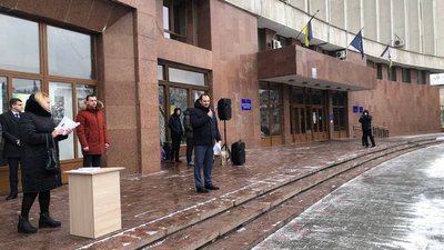 У Франківську люди протестують проти підвищення тарифів У Франківську люди протестують проти підвищення тарифів
