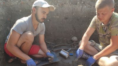 На Тернопільщині археологи знайшли скелети священника, жінки й дитини часів 17-19 століття На Тернопільщині археологи знайшли скелети священника, жінки й дитини часів 17-19 століття