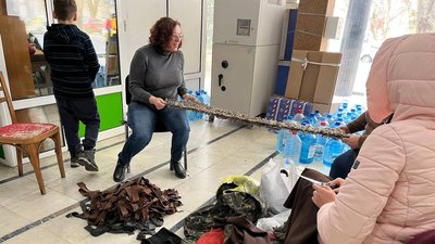 В ректораті Ужгородського університету волонтери збирають речі та плетуть маскувальні сітки