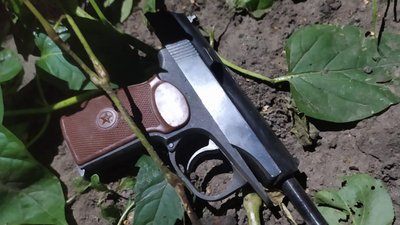 "Дістав пістолет, бо шуміли". У Сумах затримали чоловіка, який стріляв у сусідів - поліція