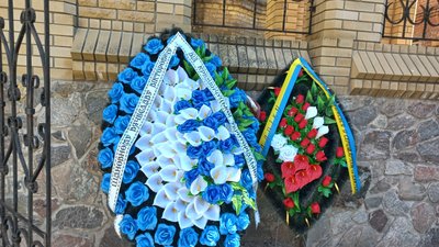 «По хрестику і зубику ми її взнали»: на Полтавщині попрощалися із загиблими через обстріл ТЦ «По хрестику і зубику ми її взнали»: на Полтавщині попрощалися із загиблими через обстріл ТЦ