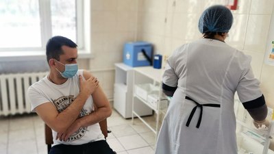 Бустерну дозу вакцини проти COVID-19 отримали пів тисячі волинян. Кого та як щеплюють Бустерну дозу вакцини проти COVID-19 отримали пів тисячі волинян. Кого та як щеплюють