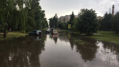 Злива у Полтаві: рятувальники витягають автівки на затопленій вулиці Злива у Полтаві: рятувальники витягають автівки на затопленій вулиці