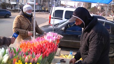 У Житомирі на вулиці Небесної Сотні почали продавати живі квіти У Житомирі на вулиці Небесної Сотні почали продавати живі квіти