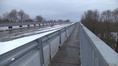 Міст через Десну – це межа Чернігівської та Сумської областей, кінець відрізку дороги, що ремонтують цьогоріч. Міст через Десну – це межа Чернігівської та Сумської областей, кінець відрізку дороги, що ремонтують цьогоріч.