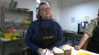 Іванофранківці разом з переселенцями пекли паски для воїнів та своїх сімей