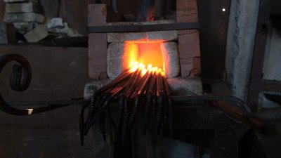Родина з Вінниччини виготовляє металеві скоби для військових на передову Родина з Вінниччини виготовляє металеві скоби для військових на передову