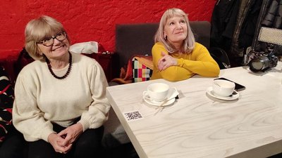 Тернопільські пенсіонерки готуються до фотосесії Тернопільські пенсіонерки готуються до фотосесії