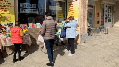 Дівчинка продає свої іграшки, щоб купити бійцям тепловізор