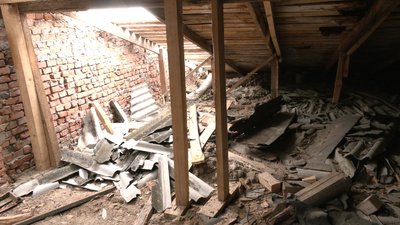 Дерева викорчувало за хвилину: в селі на Волині люди прибирають наслідки буревію та рахують збитки Дерева викорчувало за хвилину: в селі на Волині люди прибирають наслідки буревію та рахують збитки