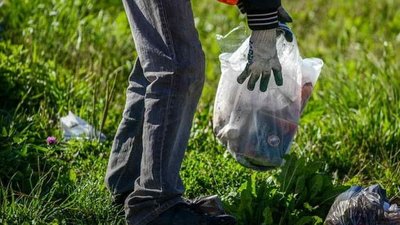 Чернівчанка збирає сміття в лісі під час прогулянок. СУСПІЛЬНЕ | ЛЮДИ