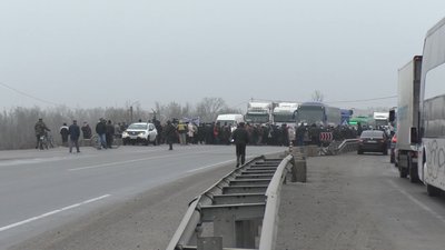 Люди перекрили трасу «Київ-Харків» Люди перекрили трасу «Київ-Харків»
