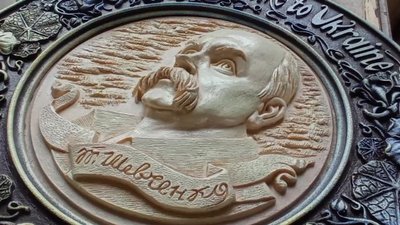 На Житомирщині переселенець із Бучанського району створює сувенірні тарілки на патріотичну тематику На Житомирщині переселенець із Бучанського району створює сувенірні тарілки на патріотичну тематику