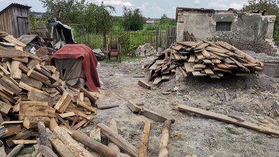 У волинському селі розбирають завали після падіння уламків ракети. За чий кошт ремонтуватимуть будинки У волинському селі розбирають завали після падіння уламків ракети. За чий кошт ремонтуватимуть будинки
