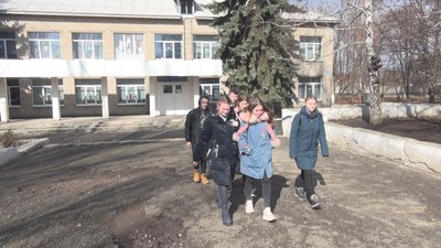 У селищі на Донеччині десятикласники просять не закривати 11 клас у школі