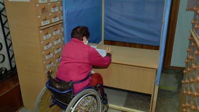 Лідія Демиденко голосує