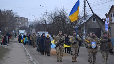 На Рівненщину для прощання привезли тіло бійця “Айдару”. Прах мають розвіяти над Луганщиною На Рівненщину для прощання привезли тіло бійця “Айдару”. Прах мають розвіяти над Луганщиною