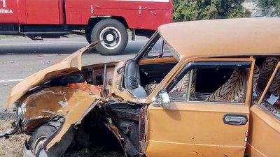 На трасі Миколаїв-Дніпро зіткнулися вантажівка та легковик, одна людина травмована