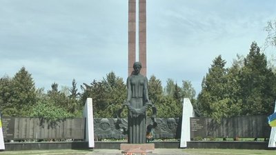 Пам'ятні плити на Вінниччині, під якими "схована" російська земля — демонтують